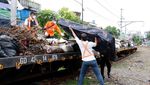 137 Bangunan Liar Sepanjang Stasiun Angke-Kampung Bandan Ditertibkan