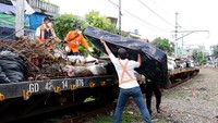 PT KAI Daop 1 Jakarta menyatakan telah memberi sosialisasi kepada para penghuni bangunan untuk mengosongkan lokasi tersebut.