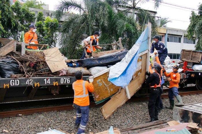PT KAI Daop 1 Jakarta menertibkan bangunan liar di sekitar jalur KA antara Stasiun Angke hingga Stasiun Kampung Bandan. Dua titik tersebut berjarak 4,1 km. (dok KAI Daop 1) PT KAI Daop 1 Jakarta menertibkan bangunan liar di sekitar jalur KA antara Stasiun Angke hingga Stasiun Kampung Bandan. Dua titik tersebut berjarak 4,1 km. (dok KAI Daop 1)