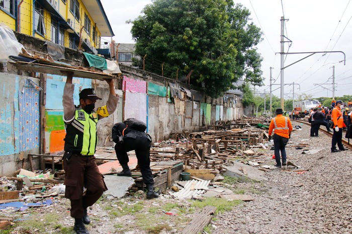 PT KAI Daop 1 Jakarta menertibkan bangunan liar di sekitar jalur KA antara Stasiun Angke hingga Stasiun Kampung Bandan. Dua titik tersebut berjarak 4,1 km. (dok KAI Daop 1) PT KAI Daop 1 Jakarta menertibkan bangunan liar di sekitar jalur KA antara Stasiun Angke hingga Stasiun Kampung Bandan. Dua titik tersebut berjarak 4,1 km. (dok KAI Daop 1)