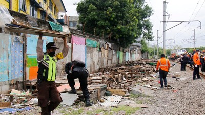 137 Bangunan Liar Sepanjang Stasiun Angke-Kampung Bandan Ditertibkan