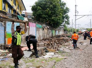 137 Bangunan Liar Sepanjang Stasiun Angke-Kampung Bandan Ditertibkan