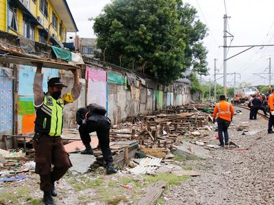 137 Bangunan Liar Sepanjang Stasiun Angke-Kampung Bandan Ditertibkan