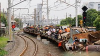 Daop 1 Jakarta juga menggunakan Kereta Luar Biasa (KLB) dengan rangkaian 20 gerbong datar untuk mengangkut puing-puing serta sampah yang ada di lokasi untuk dibawa ke tempat pembuangan, katanya.