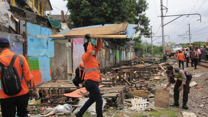 PT KAI Daop 1 Jakarta menertibkan bangunan liar di sekitar jalur KA antara Stasiun Angke hingga Stasiun Kampung Bandan. Dua titik tersebut berjarak 4,1 km. (dok KAI Daop 1)