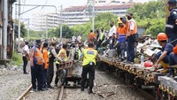 Penertiban dilakukan dengan menggandeng unsur kewilayahan setempat dan internal KAI sebanyak 200 personel.