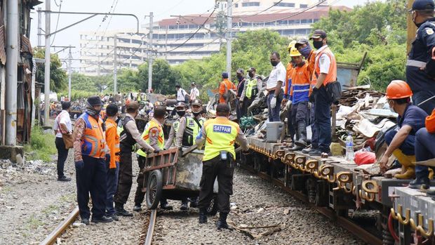 PT KAI Daop 1 Jakarta menertibkan bangunan liar di sekitar jalur KA antara Stasiun Angke hingga Stasiun Kampung Bandan. Dua titik tersebut berjarak 4,1 km. (dok KAI Daop 1)