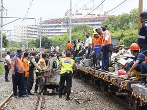 137 Bangunan Liar Sepanjang Stasiun Angke-Kampung Bandan Ditertibkan