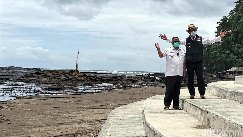 Ridwan Kamil Gubernur Jawa Barat Ridwan Kamil meresmikan dua spot wisata Geopark Ciletuh-Palabuhanratu di Kabupaten Sukabumi.