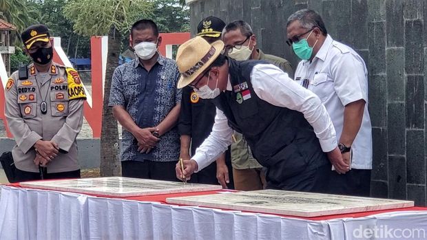 Gubernur Jawa Barat Ridwan Kamil meresmikan dua spot wisata Geopark Ciletuh-Palabuhanratu di Kabupaten Sukabumi.