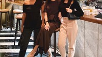 Begitu juga dengan momen yang ini. Ririn Dwi Ariyanti nongkrong barend di sebuah kafe bersama dua temannya. Gayanya bahkan seperti anak-anak milenial. Foto: Instagram @ririndwiariyanti