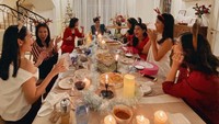 Selain itu, Ririn Dwi Ariyanti juga sering membagikan keseruannya bersama para sahabat. Salah satunya saat makan malam dalam rangka hari Natal ini. Foto: Instagram @ririndwiariyanti