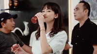 Terakhir ada posenya saat berada di lokasi syuting. Meskipun dipadatkan dengan jadwal syuting, tetapi menurutnya kopi jangan pernah lewat. Foto: Instagram @ririndwiariyanti