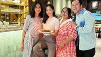 Belum lama ini Ririn Dwi Ariyanti juga mendapat kejutan berupa kue ulang tahun dari teman-temannya. Beginilah momen bahagia dalam rangka hari ulang tahunnya. Foto: Instagram @ririndwiariyanti