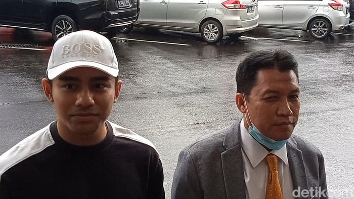 Riza Syah mendatangi Polres Jakarta Selatan pada Jumat (11/2/2022).