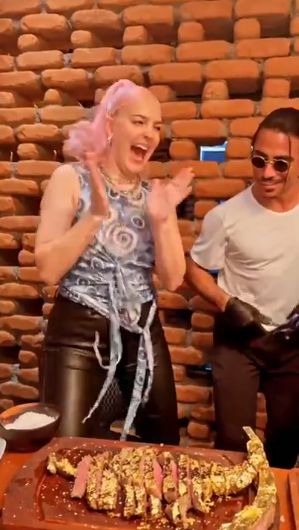 Salt Bae Sajikan Steak Emas untuk Anne Marie