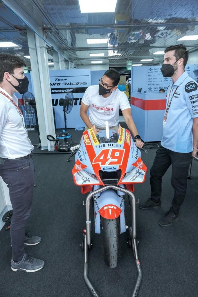 Menteri Pariwisata dan Ekonomi Kreatif/Kepala Badan Pariwisata dan Ekonomi Kreatif Sandiaga Salahuddin Uno meninjau pelaksanaan tes pramusim MotoGP 2022 di Pertamina Mandalika International Street Circuit.