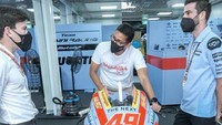 Dalam kesempatan itu Menparekraf Sandiaga juga sempat bertemu dengan tim Gresini Racing. Tim asal Italia sebelumnya berkolaborasi dengan Kemenparekraf/Baparekraf dengan memasang logo Wonderful Indonesia di Winglet motor bagian depan.