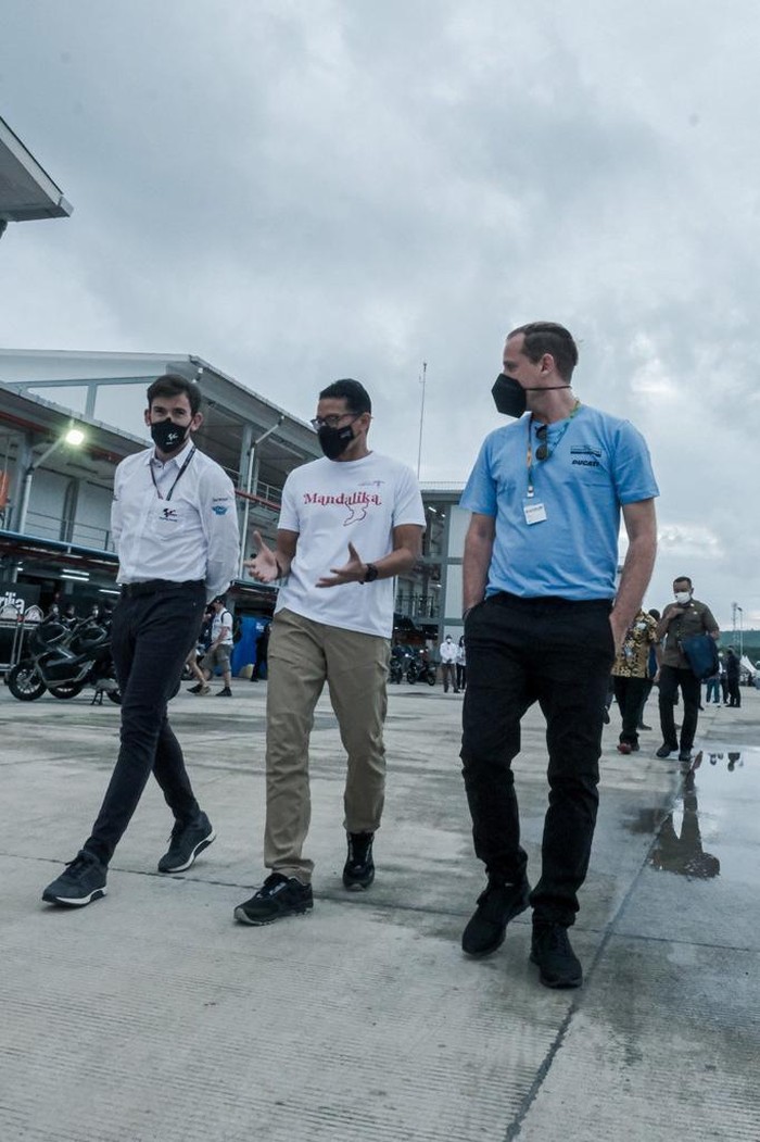 Sandiaga Tinjau Tes Pramusim MotoGP Menteri Pariwisata dan Ekonomi Kreatif/Kepala Badan Pariwisata dan Ekonomi Kreatif Sandiaga Salahuddin Uno meninjau pelaksanaan tes pramusim MotoGP 2022 di Pertamina Mandalika International Street Circuit.