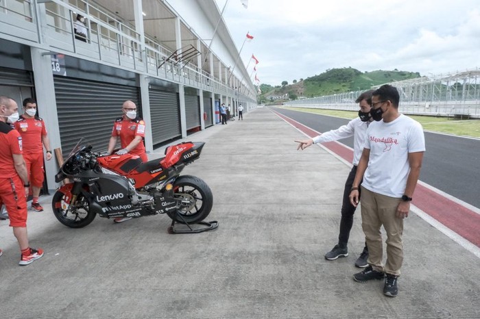 Sandiaga Tinjau Tes Pramusim MotoGP Menteri Pariwisata dan Ekonomi Kreatif/Kepala Badan Pariwisata dan Ekonomi Kreatif Sandiaga Salahuddin Uno meninjau pelaksanaan tes pramusim MotoGP 2022 di Pertamina Mandalika International Street Circuit.