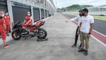 Momen Sandiaga Uno Tinjau Tes Pramusim MotoGP Mandalika