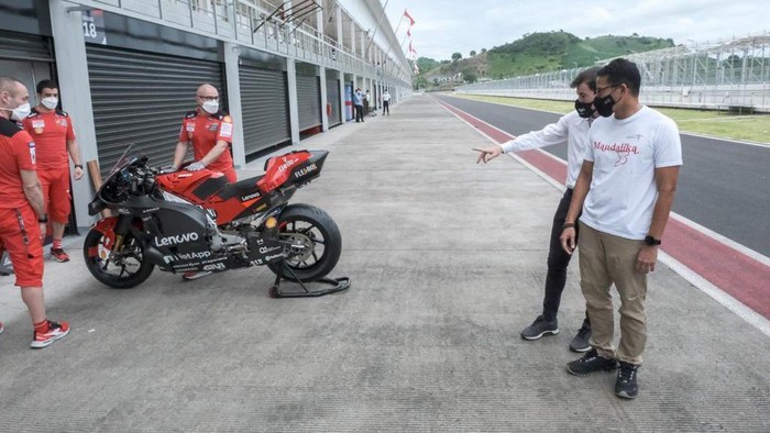 Menteri Pariwisata dan Ekonomi Kreatif/Kepala Badan Pariwisata dan Ekonomi Kreatif Sandiaga Salahuddin Uno meninjau pelaksanaan tes pramusim MotoGP 2022 di Pertamina Mandalika International Street Circuit.
