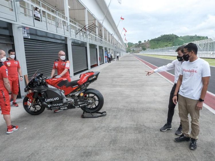 Momen Sandiaga Uno Tinjau Tes Pramusim MotoGP Mandalika