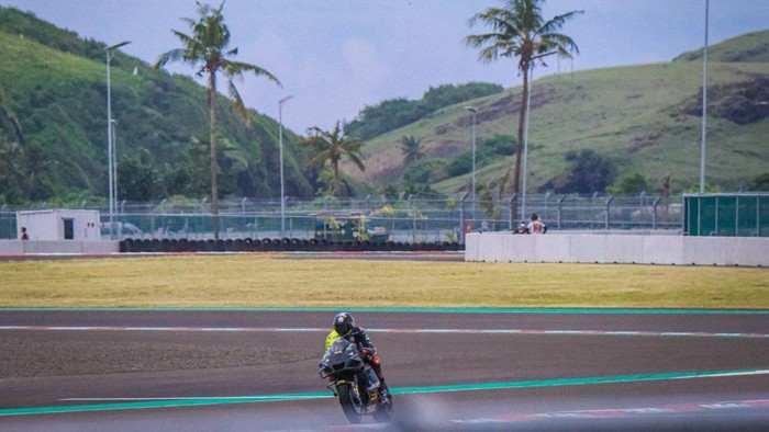 Menteri Pariwisata dan Ekonomi Kreatif/Kepala Badan Pariwisata dan Ekonomi Kreatif Sandiaga Salahuddin Uno meninjau pelaksanaan tes pramusim MotoGP 2022 di Pertamina Mandalika International Street Circuit.