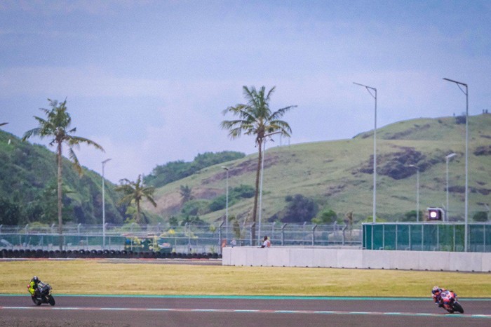 Sandiaga Tinjau Tes Pramusim MotoGP Menteri Pariwisata dan Ekonomi Kreatif/Kepala Badan Pariwisata dan Ekonomi Kreatif Sandiaga Salahuddin Uno meninjau pelaksanaan tes pramusim MotoGP 2022 di Pertamina Mandalika International Street Circuit.