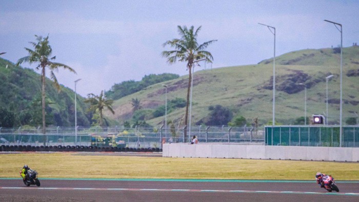 Menteri Pariwisata dan Ekonomi Kreatif/Kepala Badan Pariwisata dan Ekonomi Kreatif Sandiaga Salahuddin Uno meninjau pelaksanaan tes pramusim MotoGP 2022 di Pertamina Mandalika International Street Circuit.