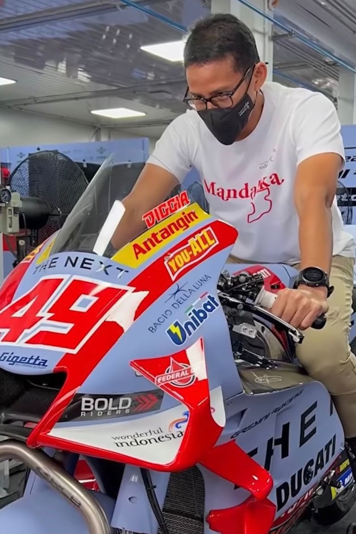 Sandiaga mencoba duduk di motor MotoGP tim Gresini Racing di Mandalika