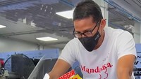Sandiaga sempat mencoba motor tim Gresini Racing yang memiliki logo Wonderful Indonesia di bagian winglet depannya.