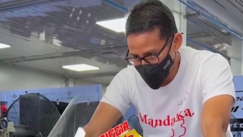Sandiaga Uno Sandiaga mencoba duduk di motor MotoGP tim Gresini Racing di Mandalika