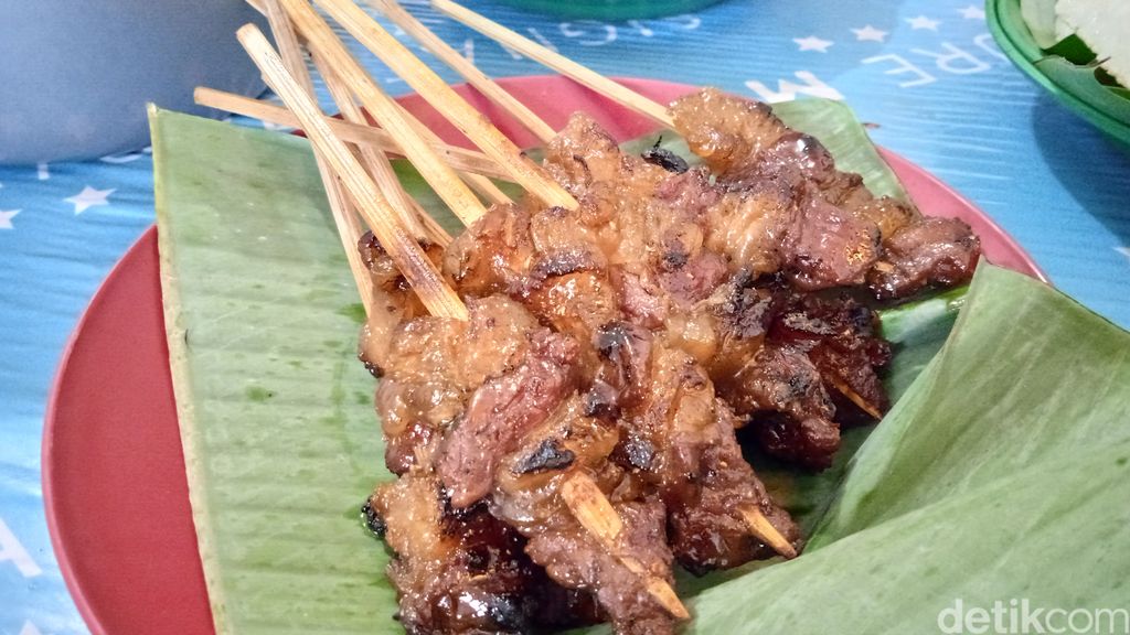 Sate Maranggi Sari Asih: Gurih Juicy Sate Maranggi dengan Paduan Lemak Sapi dan Sambal Oncom