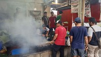 Saat tidak ada pembatasan atau sebelum pandemi melanda, Sate Maranggi Sari Asih bisa buka secara terus menerus selama 24 jam. Kepulan asap dan arangnya tidak henti-hentinya terus ditambahkan dan seolah menjadi penanda agar tidak terlewat bagi pengunjung yang ingin melipir ke sini. Foto: detikcom/Diah Afrilian
