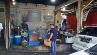 Kini kondisi warung satenya lebih sepi. Hal ini disampaikan oleh salah satu pekerjanya yang merasa warung sate jauh lebih sepi dari biasanya. Perubahan jam operasional juga diberlakukan yang mebuat warung sate tutup pukul 21.00. Foto: detikcom/Diah Afrilian