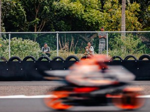 Bapak-bapak Bersarung Nonton Marquez di Mandalika Bikin Repsol Honda Heboh