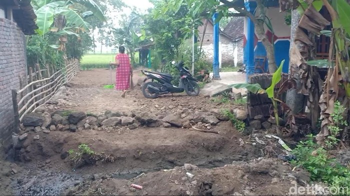 selokan halangi akses jalan rumah di magetan