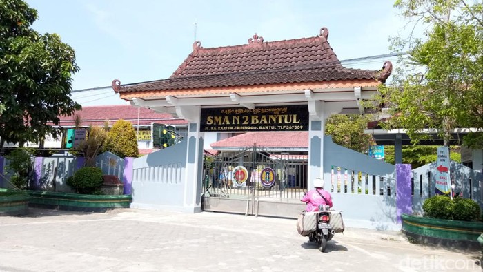 SMAN 2 Bantul jadi klaster Corona. Sebanyak 46 murid dan 2 guru terpapar COVID-19, Jumat (11/2/2022).