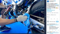 Tim Suzuki membersihkan motor balap usai melahap trek Sirkuit Mandalika, Lombok Tengah, Nusa Tenggara Barat. (Foto: screenshot Twitter @suzukimotogp)