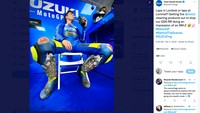 Begitu juga Joan Mir, yang mana sepatunya sampai kotor. Kotoran itu disebabkan trek yang berdebu sehabis hujan dan belum sempat dibersihkan. Tes juga sempat red flag alias dihentikan sejenak untuk menunggu kondisinya lebih baik. (Foto: screenshot Twitter @suzukimotogp)