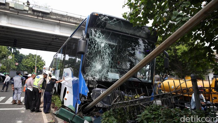Sebuah bus TransJakarta menabrak pembatas jalan di Jalan Raden Inten, Jakarta Timur. Kecelakaan itu mengakibatkan bagian depan bus ringsek. Ini fotonya.