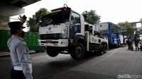 Usai kecelakaan terjadi, bus pun dievakuasi.