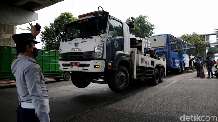 Tabrak Pembatas Jalan di Jaktim, Bus TransJakarta Ini Ringsek Sebuah bus TransJakarta menabrak pembatas jalan di Jalan Raden Inten, Jakarta Timur. Kecelakaan itu mengakibatkan bagian depan bus ringsek. Ini fotonya.