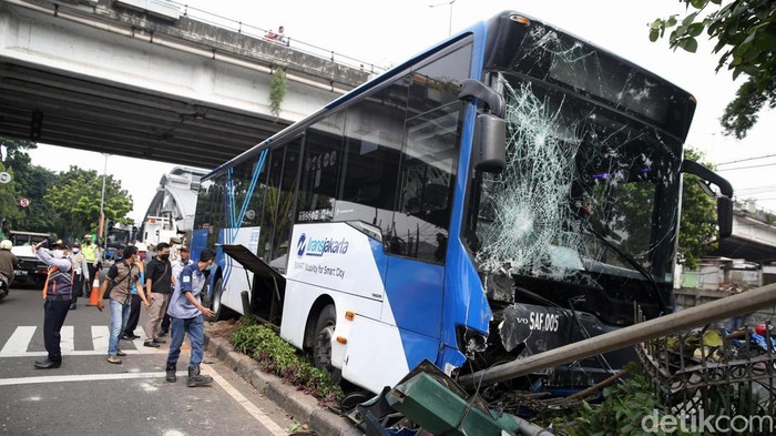 Sebuah bus TransJakarta menabrak pembatas jalan di Jalan Raden Inten, Jakarta Timur. Kecelakaan itu mengakibatkan bagian depan bus ringsek. Ini fotonya.