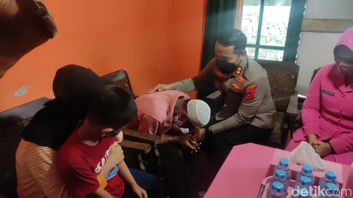 Tangis ayah anak berkelamin ganda di Cianjur pecah saat menerima kunjungan dan bantuan dari Polres Cianjur