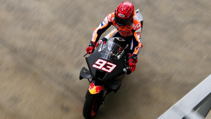 Pembalap Repsol Honda Team MotoGP Marc Marquez melaju di depan paddock saat sesi tes pramusim MotoGP 2022 di Pertamina Mandalika International Street Circuit, Lombok Tengah, NTB, Jumat (11/2/2022). Sesi tes pramusim di sirkuit Mandalika tersebut akan berlangsung hingga Minggu (13/2/2022). ANTARA FOTO/Andika Wahyu/rwa.