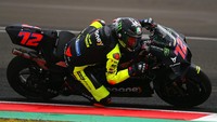 Aksi pebalap Mooney VR46 Racing Team Marco Bezzecchi saat memacu motornya di sesi tes pramusim MotoGP 2022 yang digelar di Pertamina Mandalika International Street Circuit, Lombok Tengah, NTB.