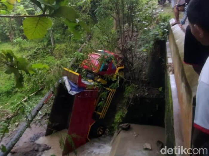 Truk dump bermuatan tanah masuk jurang di perbatasan Desa Jarum, Kecamatan Bayat, Klaten, Jumat (11/2/2022).