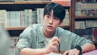 Di sisi lain, Nam Joo Hyuk berperan sebagai seorang jurnalis olahraga. Foto: (dok. Netflix)